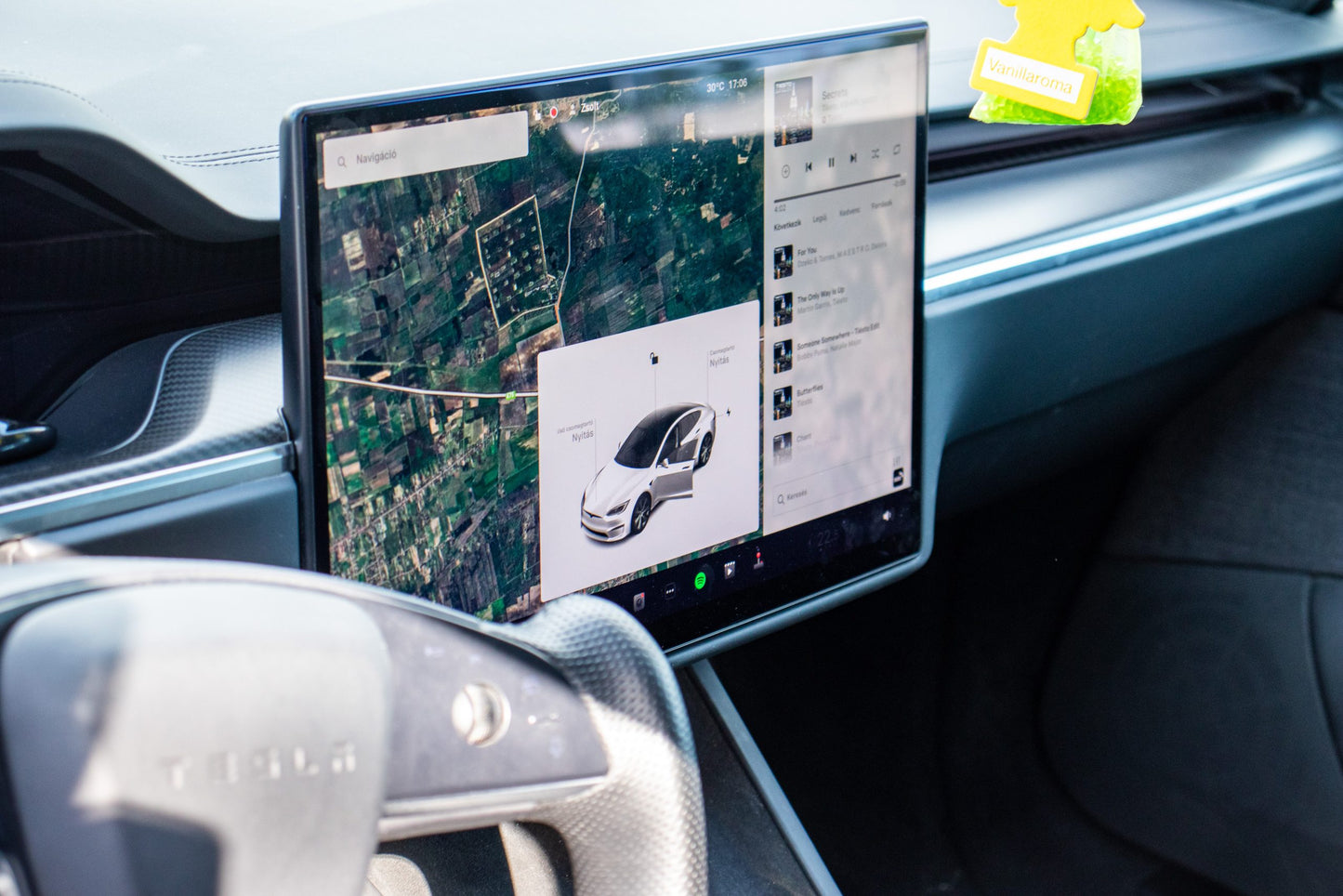 1Tesla Model S Plaid Bérlés