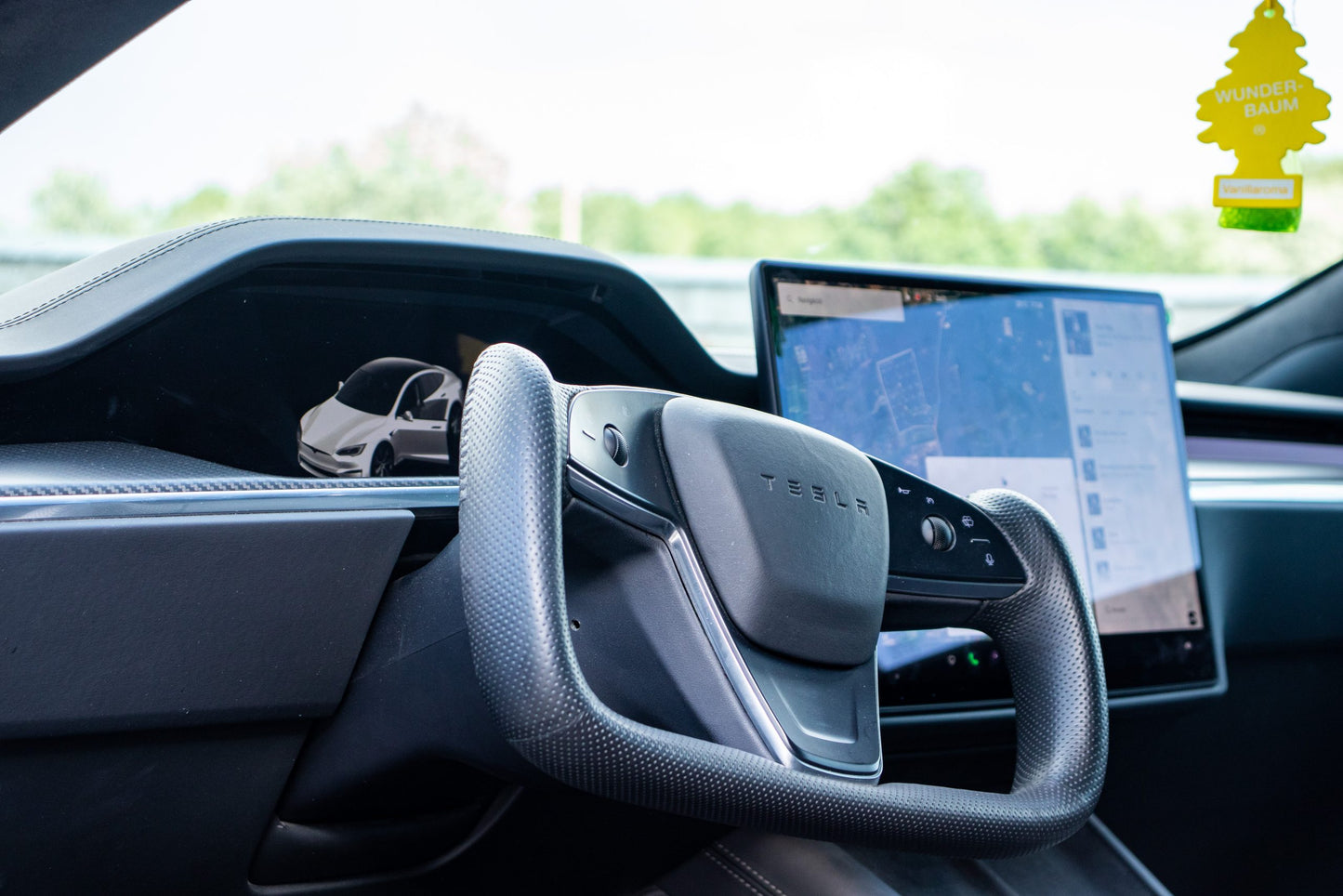 1Tesla Model S Plaid Bérlés