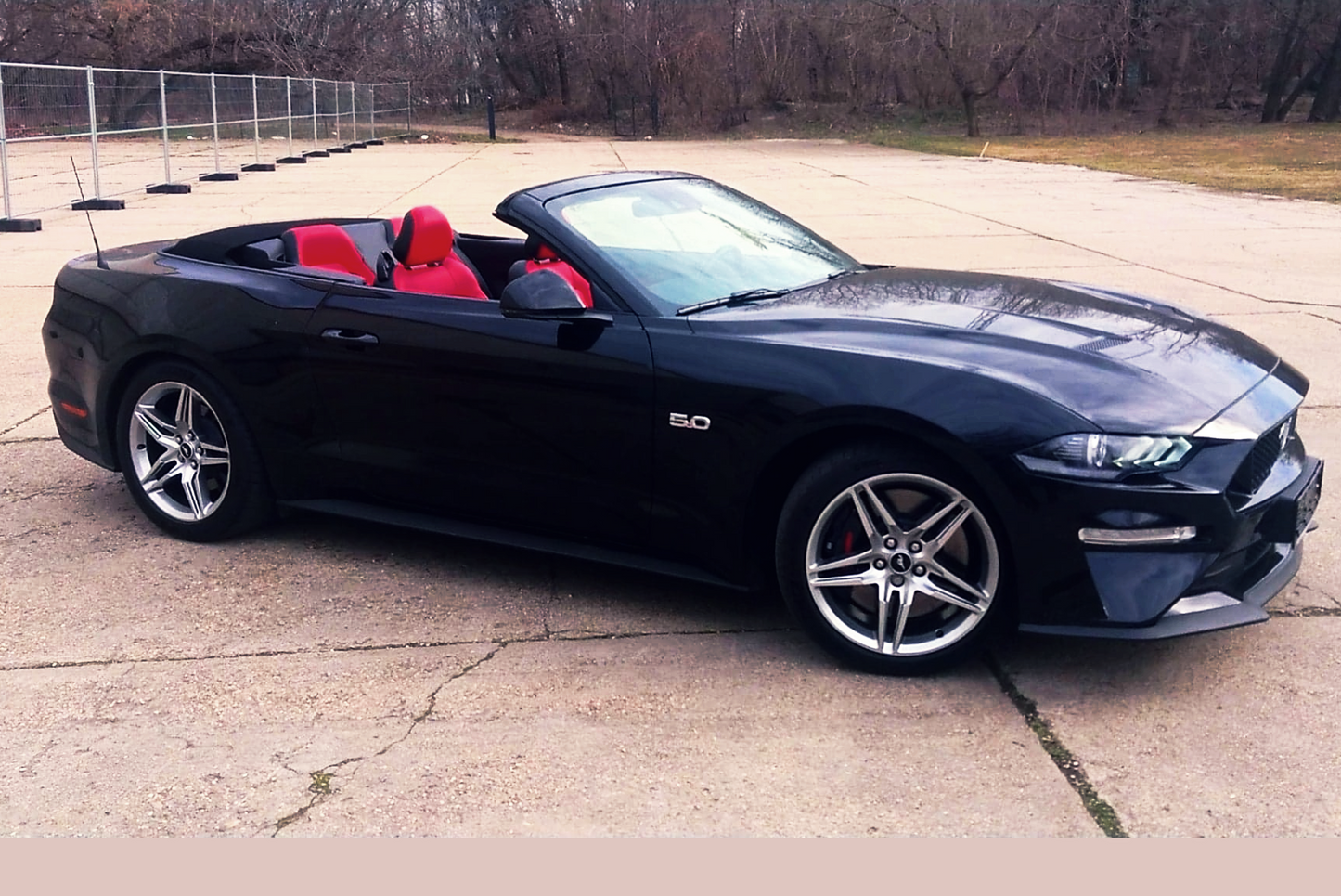Ford Mustang Cabrio 5.0 V8 Fekete - Utcai vezetés - ajándékkártya