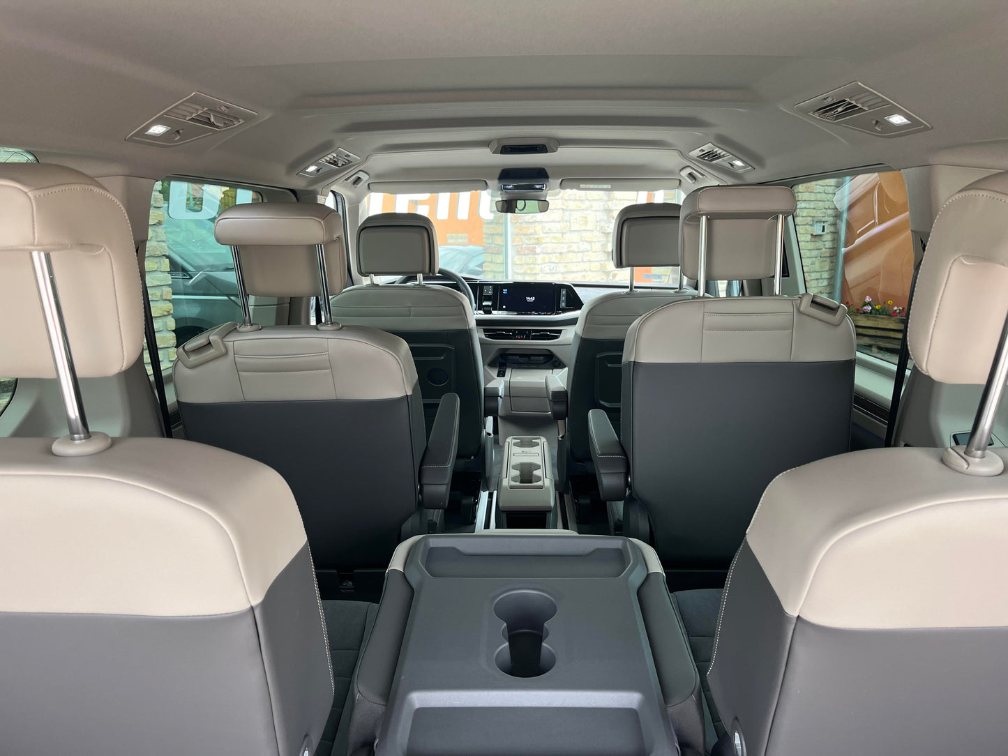 VW MULTIVAN (TÁRGYALÓ BUSZ) Bérlés